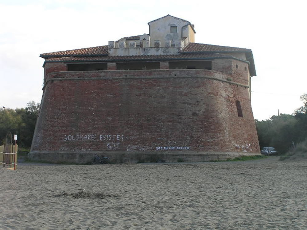 Il bastione del forte rivolto verso il mare e le scritte che deturpano la struttura, Forte di Castagneto, Donoratico, Livorno. Author and Copyright Marco Ramerini