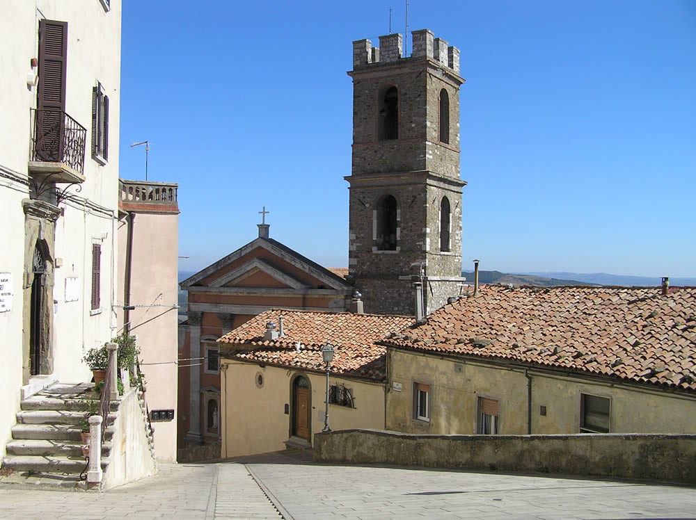 Il campanile della Chiesa di San Leonardo, Manciano, Grosseto. Author and Copyright Marco Ramerini