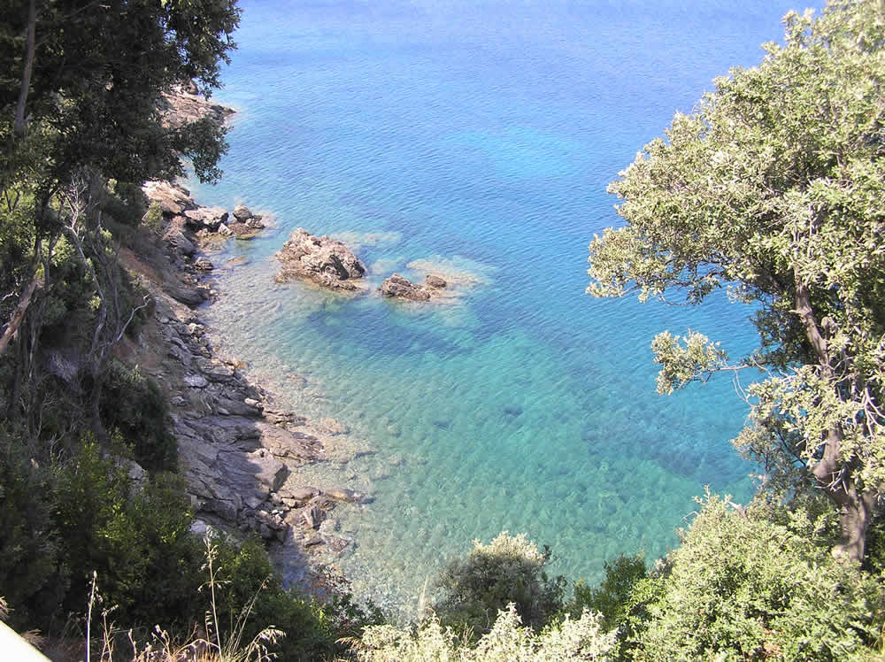 Insenatura nel golfo di Procchio, Marciana, Isola d'Elba, Livorno. Author and Copyright Marco Ramerini