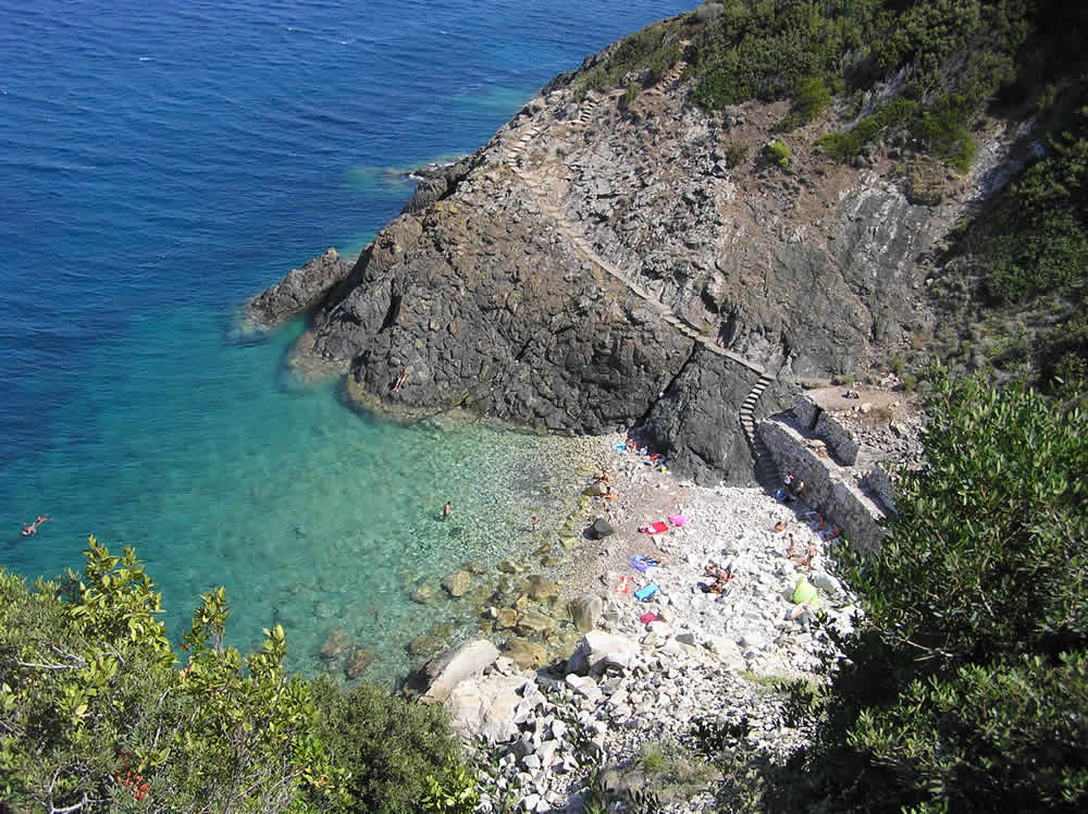 Insenatura nel golfo di Procchio, Marciana, Isola d'Elba, Livorno.. Author and Copyright Marco Ramerini