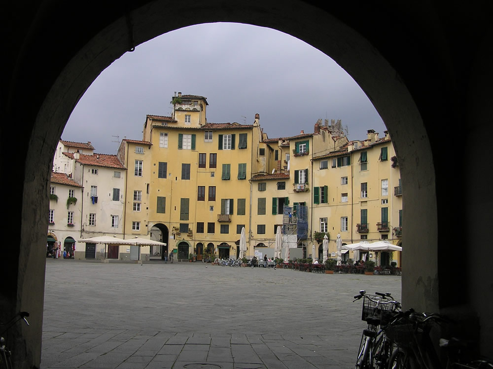 Piazza dell'Anfiteatro, Lucca. Author and Copyright Marco Ramerini