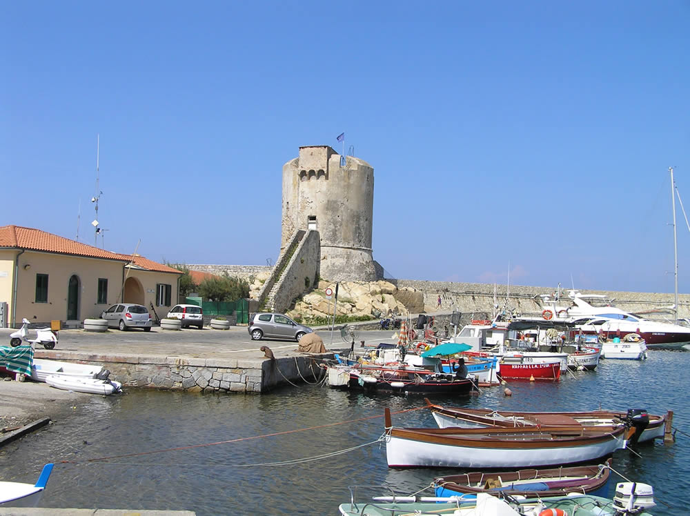 Torri della Costa Toscana. La Torre Pisana, Marciana Marina, Isola d'Elba, Livorno. Author and Copyright Marco Ramerini