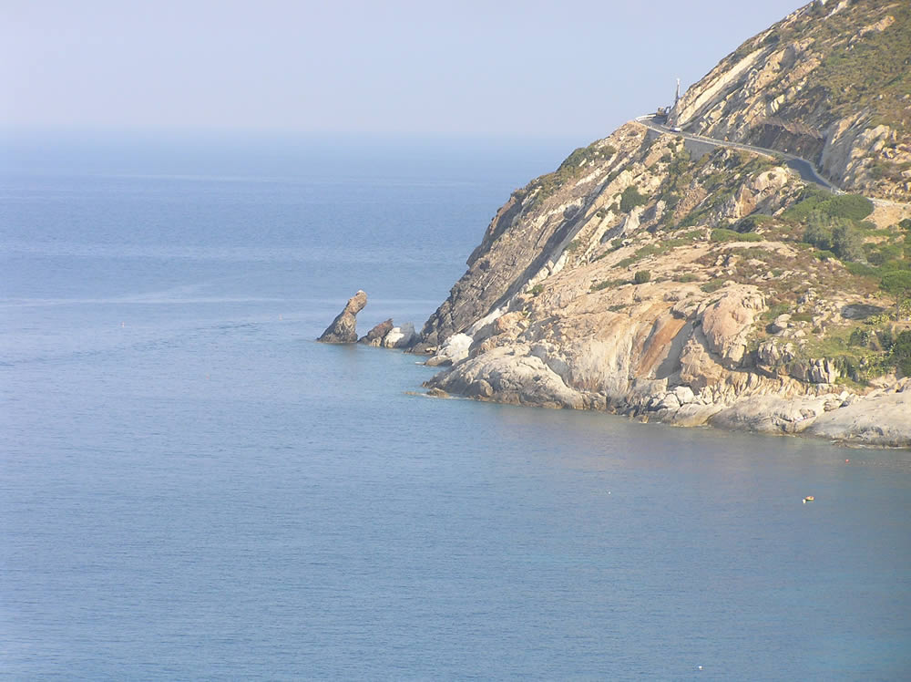 La costa tra Chiessi e Pomonte, Marciana, Isola d'Elba, Livorno. Author and Copyright Marco Ramerini