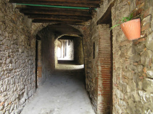 La via Sossala (sub sala= sotto il palazzo). Ghivizzano, Coreglia Antelminelli, Lucca. Author and Copyright Marco Ramerini