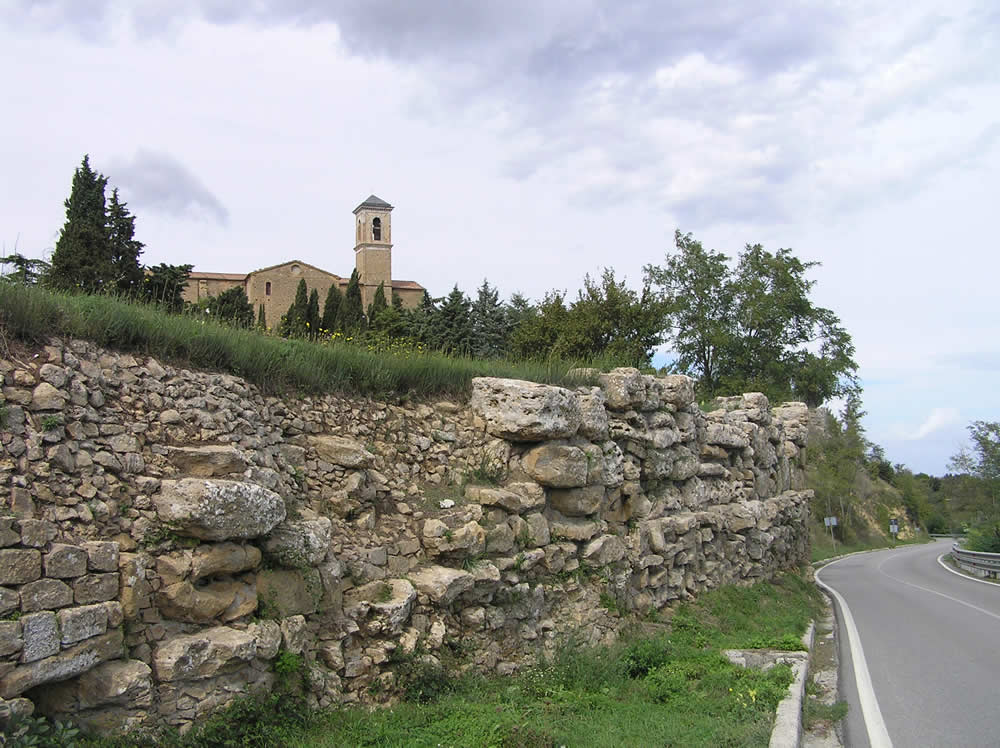 Le mura Etrusche lungo la strada Provinciale Pisana che porta a Volterra, sullo sfondo il campanile della chiesa di San Giusto, Volterra, Pisa. Author and Copyright Marco Ramerini