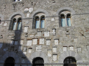 Particolare della facciata del Palazzo Pretorio, con gli stemmi dei Podestà, Massa Marittima, Grosseto. Author and Copyright Marco Ramerini