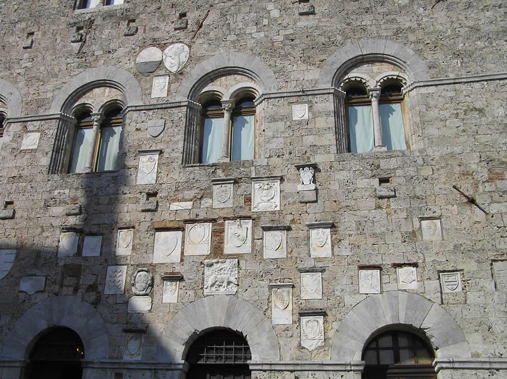 Particolare della facciata del Palazzo Pretorio, con gli stemmi dei Podestà, Massa Marittima, Grosseto. Author and Copyright Marco Ramerini