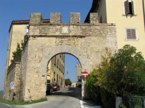 Porta al Salnitro (esterno), Massa Marittima, Grosseto. Author and Copyright Marco Ramerini