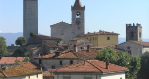 Veduta di Serravalle Pistoiese (da sinistra a destra la torre del Barbarossa e le chiese di Santo Stefano e San Michele), Pistoia. Author and Copyright Marco Ramerini
