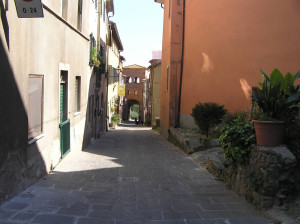 Via di Montecarlo, sullo sfondo la Porta Fiorentina. Author and Copyright Marco Ramerini