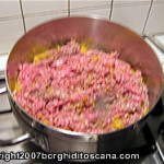 Cottura del sugo di carne per le Zucchine Ripiene. Autore e Copyright Marco Ramerini