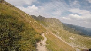 Lungo il sentiero per il Monte Rondinaio, sullo sfondo il Monte Giovo. Autore e Copyright Marco Ramerini