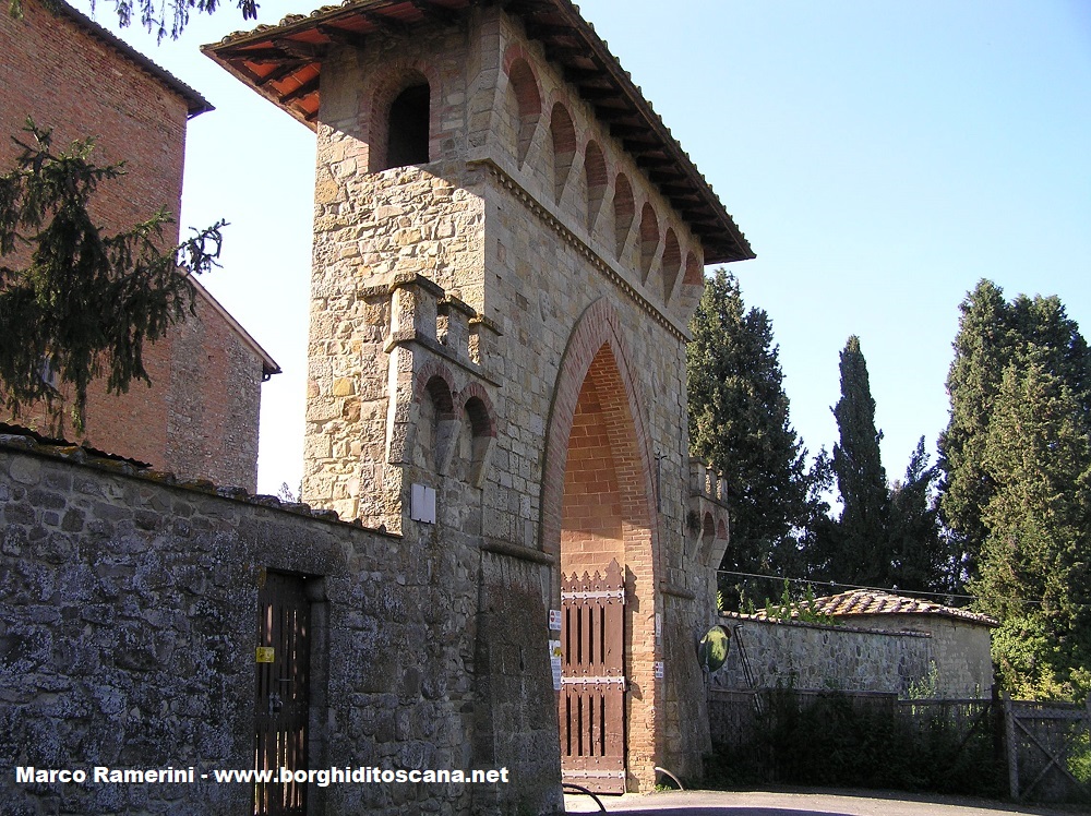 La porta di accesso a Linari, Barberino Val d'Elsa. Autore e Copyright Marco Ramerini.