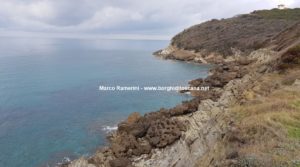 Passeggiata sul mare tra San Vincenzo e Baratti. Il tratto di costa rocciosa. Autore e Copyright Marco Ramerini