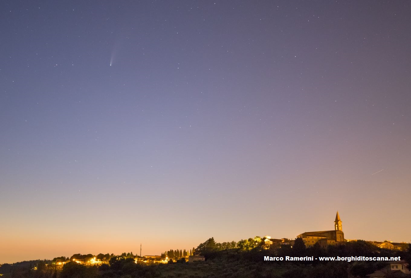 Cometa Neowise sulla chiesa del Borghetto, Tavarnelle Val di Pesa. Autore e Copyright Marco Ramerini