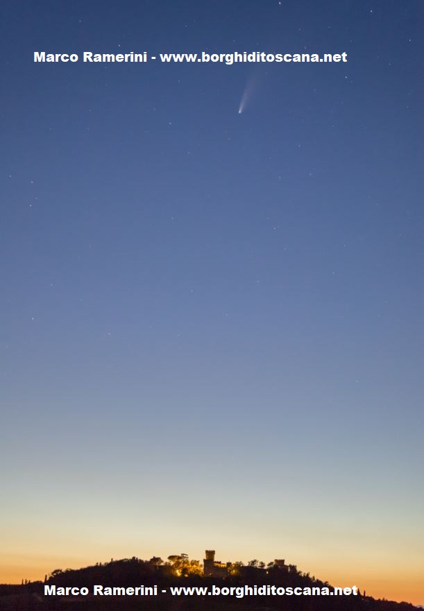 La Cometa Neowise e il Castello di Santa Maria Novella. Autore e Copyright Marco Ramerini