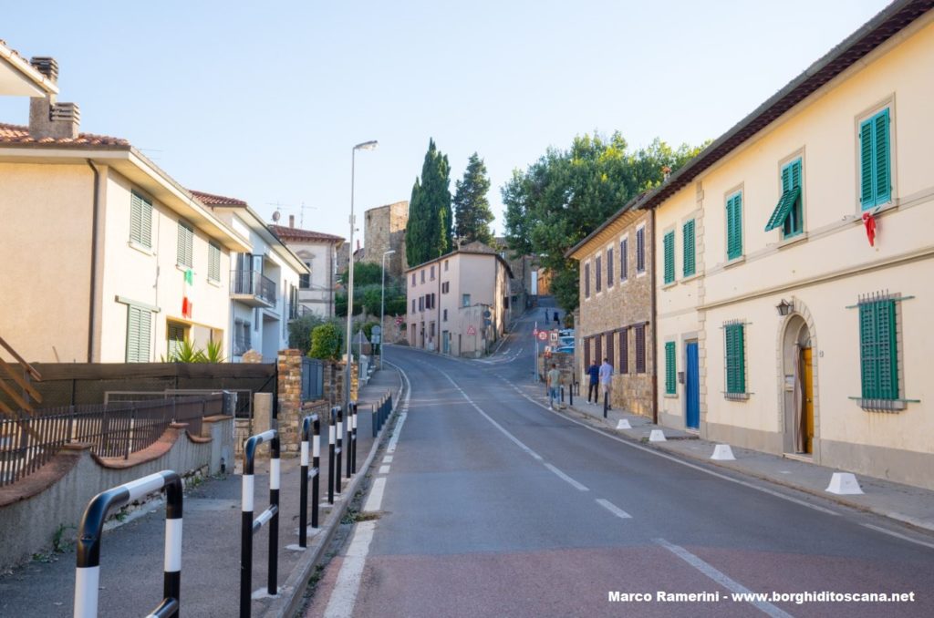 La Via Cassia con la Porta Fiorentina, Barberino Val d'Elsa. Autore e Copyright Marco Ramerini