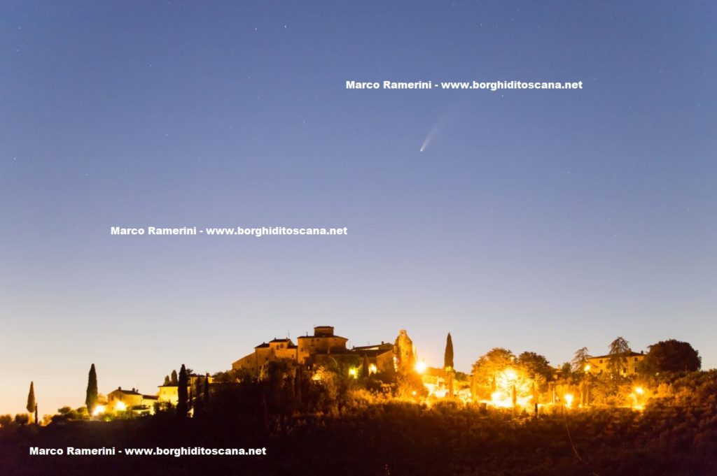 La cometa Neowise sul borgo medievale di Tignano. Autore e Copyright Marco Ramerini