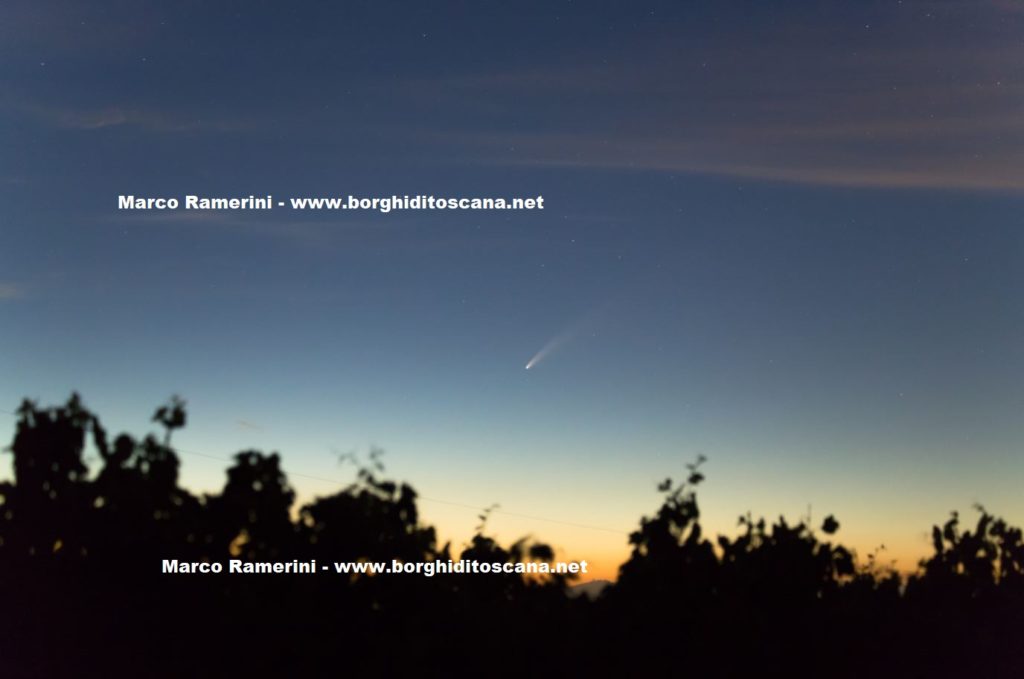 La cometa dopo il tramonto dalla Cupola di San Donnino. Autore e Copyright Marco Ramerini