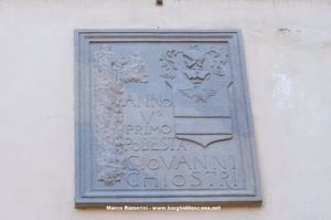 Lo stemma di Giovanni Chiostri sulla facciata del palazzo Pretorio di Barberino. Autore e Copyright Marco Ramerini