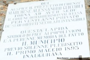 La lapide che ricorda la rinascita del comune di Barberino Val d'Elsa. Autore e Copyright Marco Ramerini