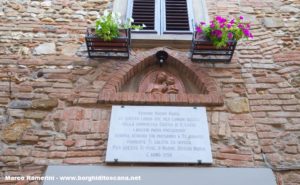 La targa posta sul luogo della chiesa di Santa Lucia a Barberino. Autore e Copyright Marco Ramerini