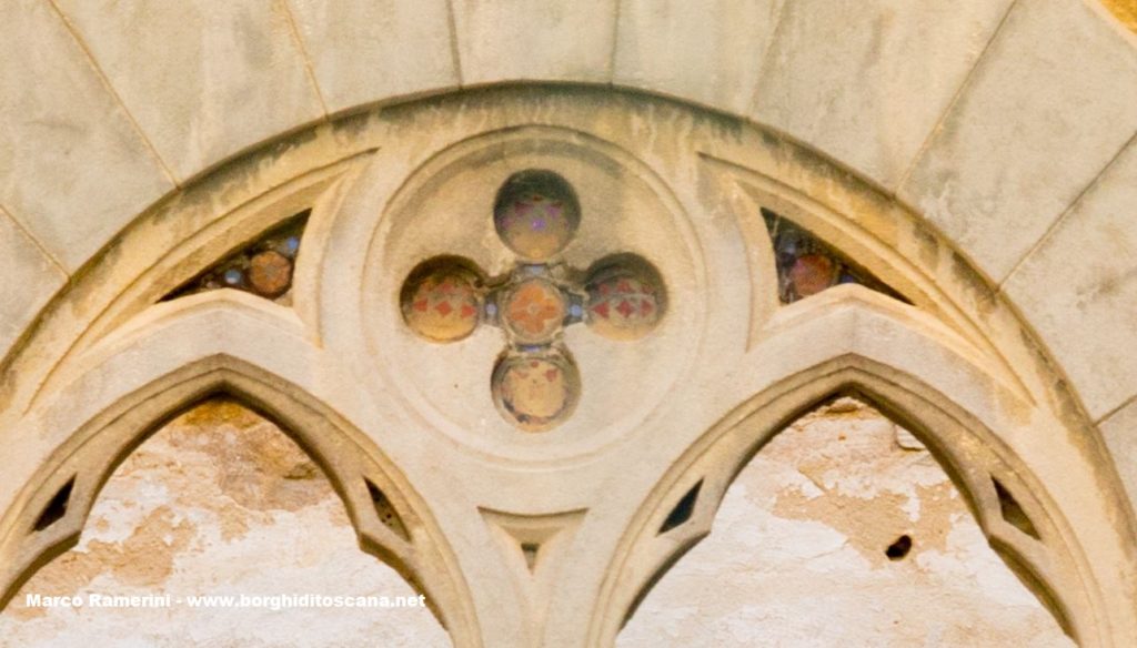 Nebbiano. Dettaglio di una finestra della chiesa di Sant'Angelo a Nebbiano. Autore e Copyright Marco Ramerini