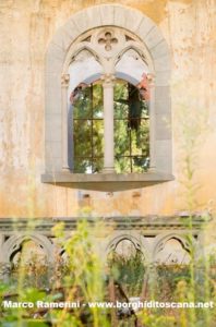 L'altare e una finestra della chiesa di Sant'Angelo a Nebbiano. Autore e Copyright Marco Ramerini
