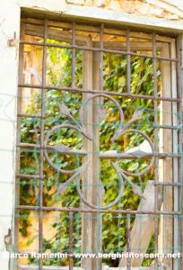 L'inferriata di una finestra della casa del parroco della chiesa di Sant'Angelo a Nebbiano. Autore e Copyright Marco Ramerini