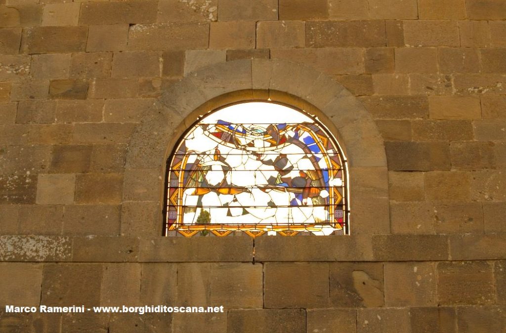 Resti delle vetrate della chiesa di Sant'Angelo a Nebbiano. Autore e Copyright Marco Ramerini