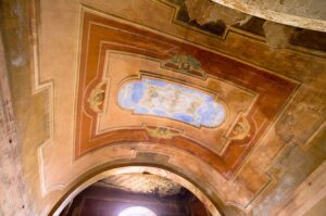 Il soffitto affrescato della cappella della villa di Paolo del Pozzo Toscanelli, Certaldo. Autore e Copyright Marco Ramerini