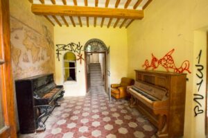 L'interno della prima stanza della villa di Paolo del Pozzo Toscanelli, Certaldo. Autore e Copyright Marco Ramerini