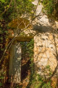 La porta di accesso vista dall'interno della Chiesa di San Bartolomeo ai Pini. Autore e Copyright Marco Ramerini