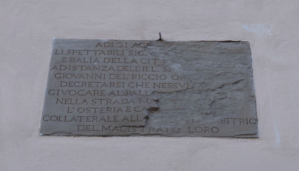 L'iscrizione nel centro di Tavarnelle. Autore Marco Ramerini