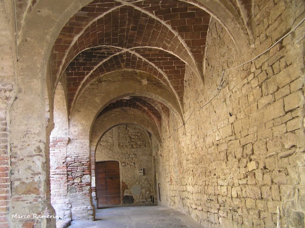 Arcate nella piazza della Cisterna, Suvereto. Autore e Copyright Marco Ramerini