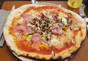 Pizza prosciutto e funghi, Ristorante Pizzeria Triocco