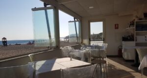 La vista sulla spiaggia dal Ristorante Pizzeria napoletana da Giacomino a Castiglione della Pescaia